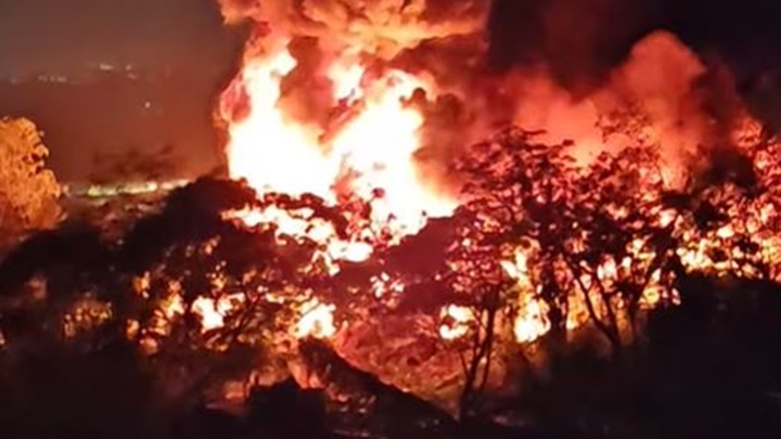 七星崗劏車場起火，傳出多次爆炸聲。fb「容文」影片截圖