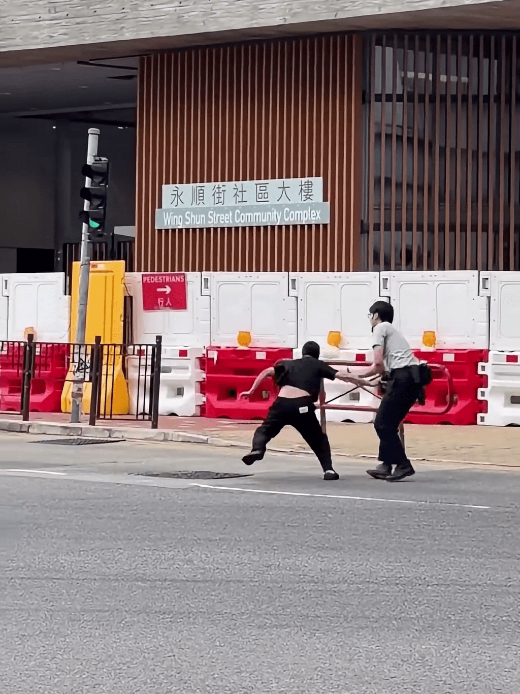 黑衫男子與食環人員在馬路上拉扯。FB：車cam L（香港群組）