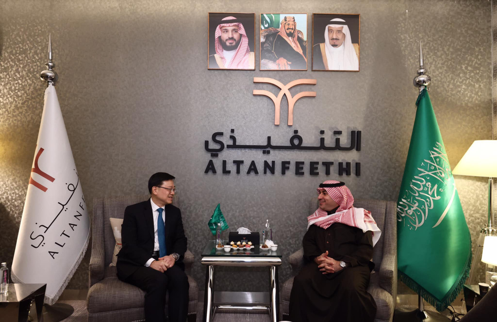 李家超獲沙特阿拉伯投資部副大臣Badr AlBadr在機場迎接。（李家超fb圖片）