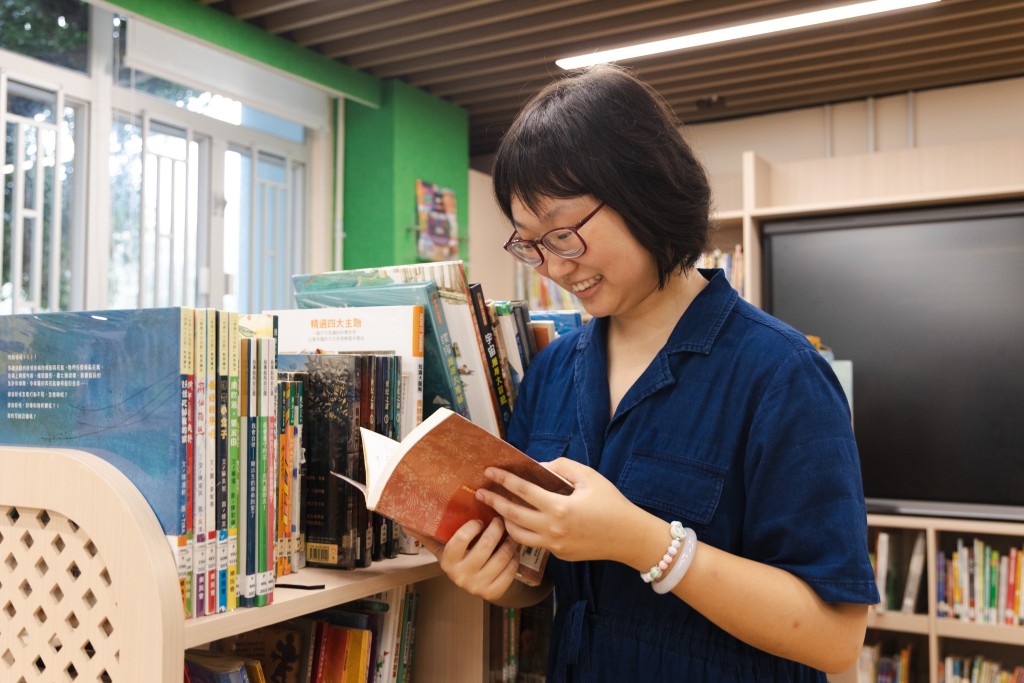 平日喜歡閱讀流行讀物、小說,藝霖認為不一 定要讀文學味很濃的作品才學到東西。(圖片來源:《親子王》) 平日喜歡閱讀流行讀物、小說,藝霖認為不一 定要讀文學味很濃的作品才學到東西。(圖片來源:《親子王》)