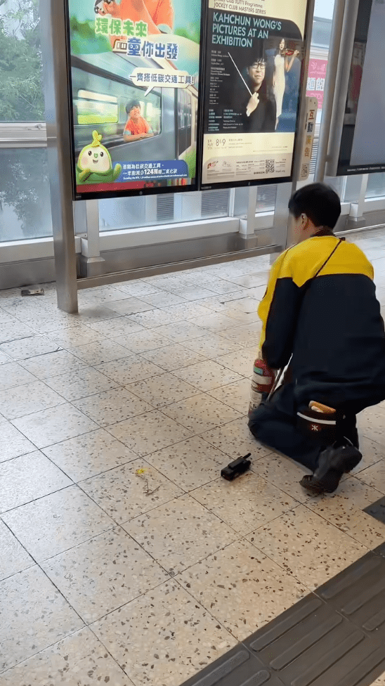 據網上流傳的影片顯示，涉事手機當時被放置在大堂靠窗位置、一塊廣告牌後方的地面，正冒出陣陣白煙。fb@Jason Poon（下同）