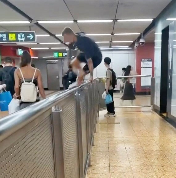 回應的網民驚訝，指「明明上面TOP（T.O.P  This is Our Place）係一個商場，裏面就有廁所 ，行遠少少就到朗豪坊」。Threads截圖