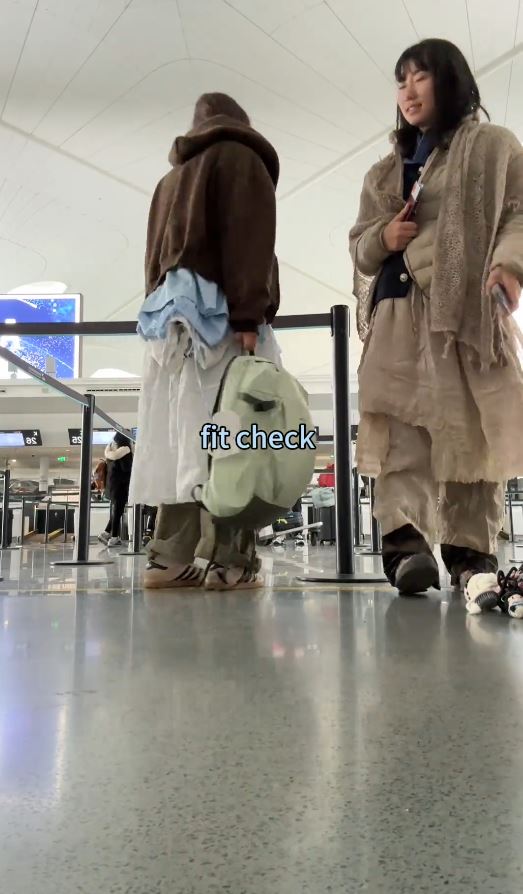 「羊」和朋友為省行李超重費，在機場把大量衣服層層穿在身上。抖音＠羊