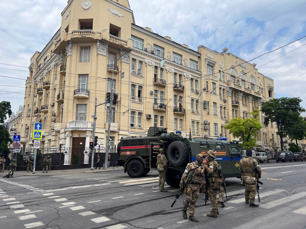 僱佣軍團裝甲車及坦克在羅斯托夫市的街頭。 路透社