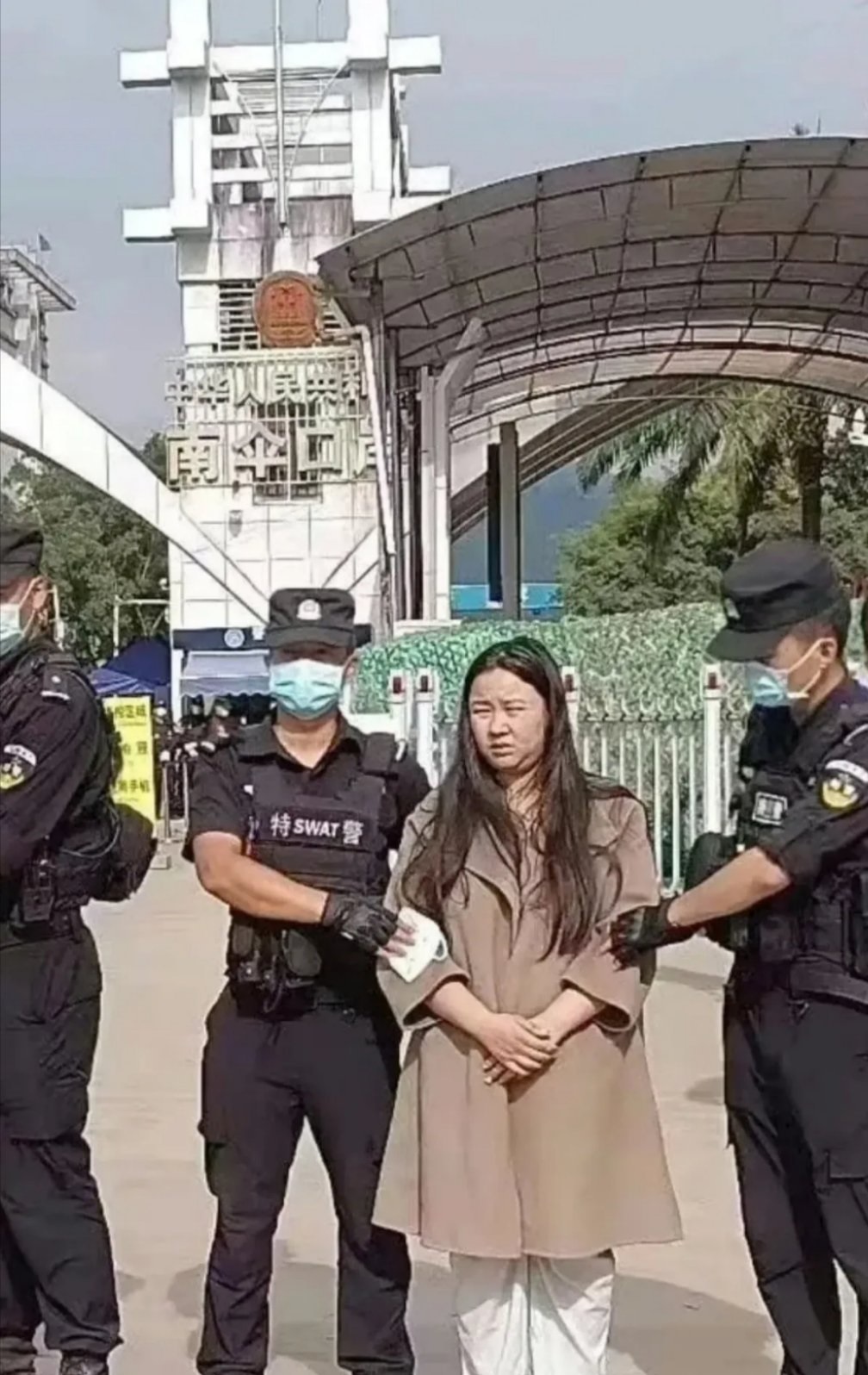 曾經風光的明珍珍被成功抓獲並移交中國公安。公安部