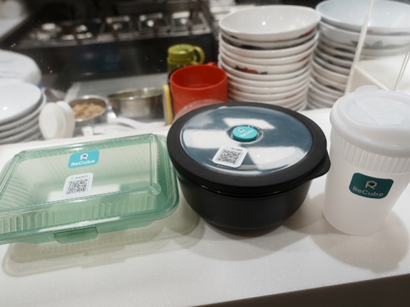 可租用的重用餐具共有3種,包括黑色餐碗、綠色方形盒與白色塑飲杯。(領展提供) 可租用的重用餐具共有3種,包括黑色餐碗、綠色方形盒與白色塑飲杯。(領展提供)