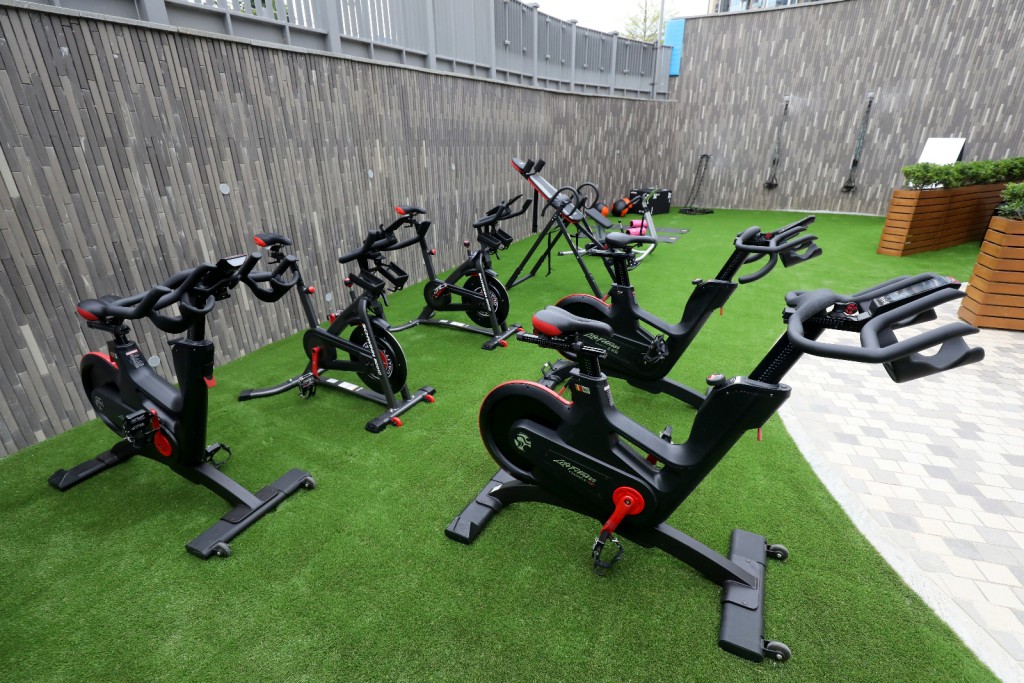 戶外健身設施配備多項力量與體能訓練設施。