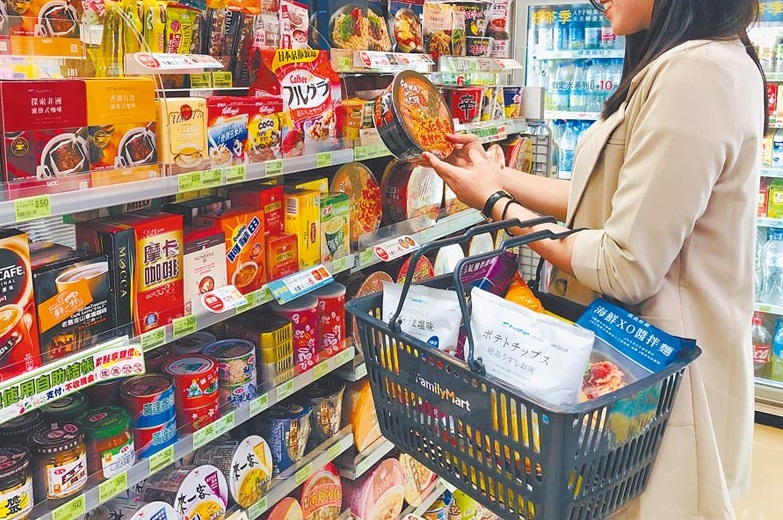 台灣一名媽媽不甘飯糰被人買走怒斥顧客。網上圖片