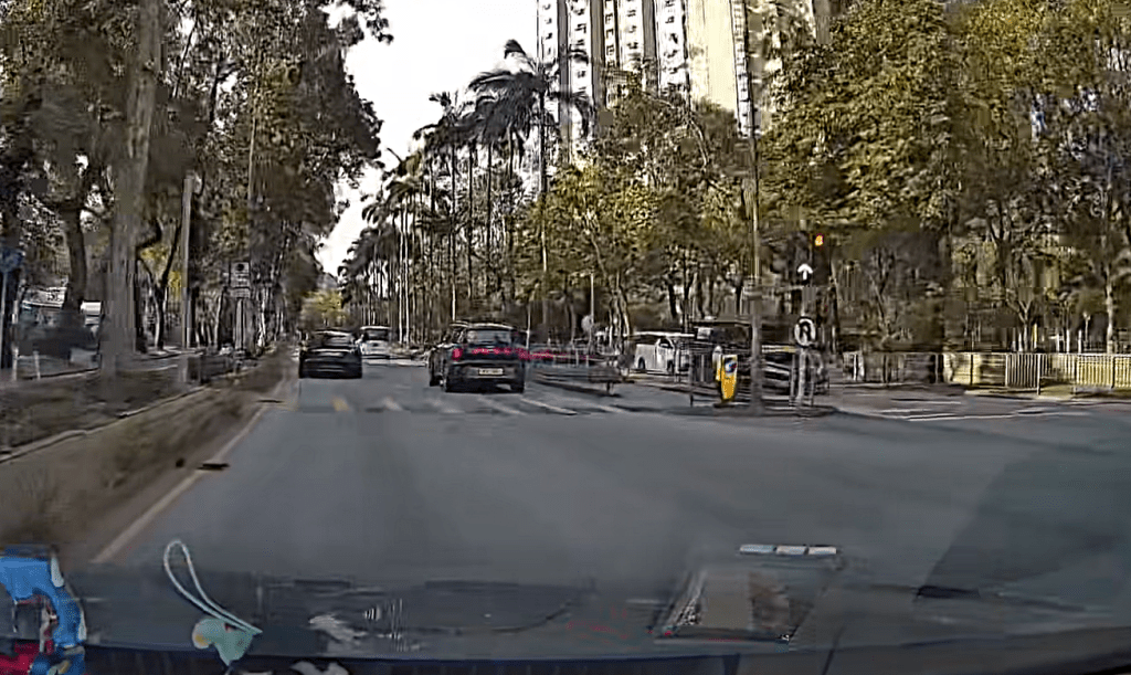 客貨車高速駛至。fb：車cam L（香港群組）