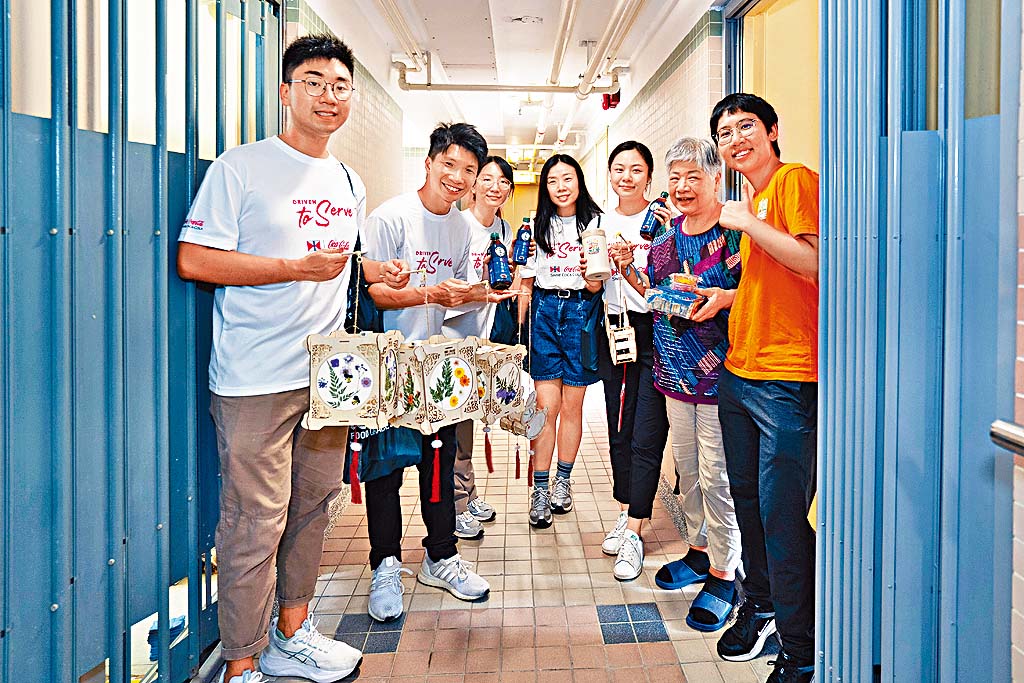 為推動關懷文化，香港太古可口可樂於中秋時節推義工月。