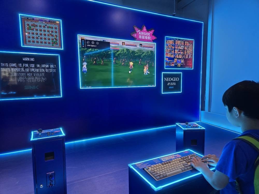 場內可免費玩多款經典街機遊戲, 例如《拳皇98》、《泡泡龍》及AIRSIDE獨家的城寨版《小朋友齊打交2》。(圖片來源:官方圖片) 場內可免費玩多款經典街機遊戲, 例如《拳皇98》、《泡泡龍》及AIRSIDE獨家的城寨版《小朋友齊打交2》。(圖片來源:官方圖片)