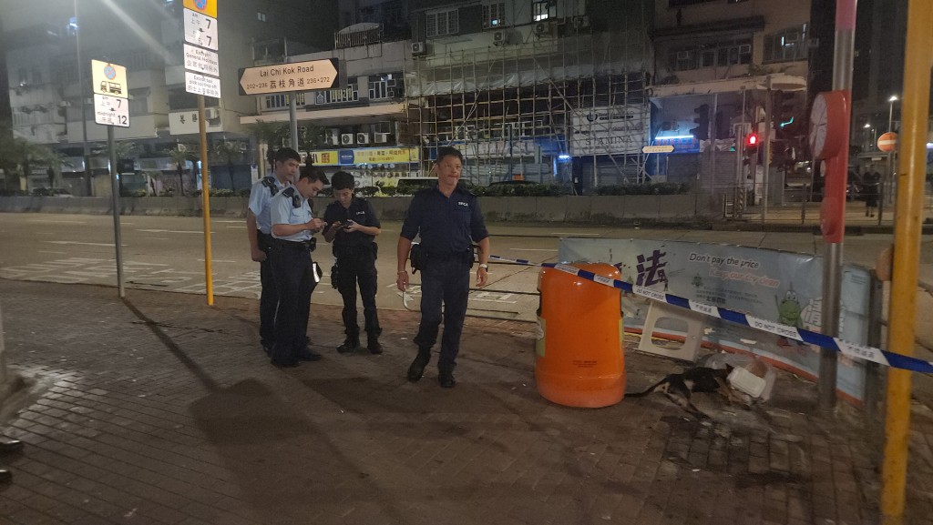 警員到場調查，隨後在附近一楝大廈尋獲狗主。