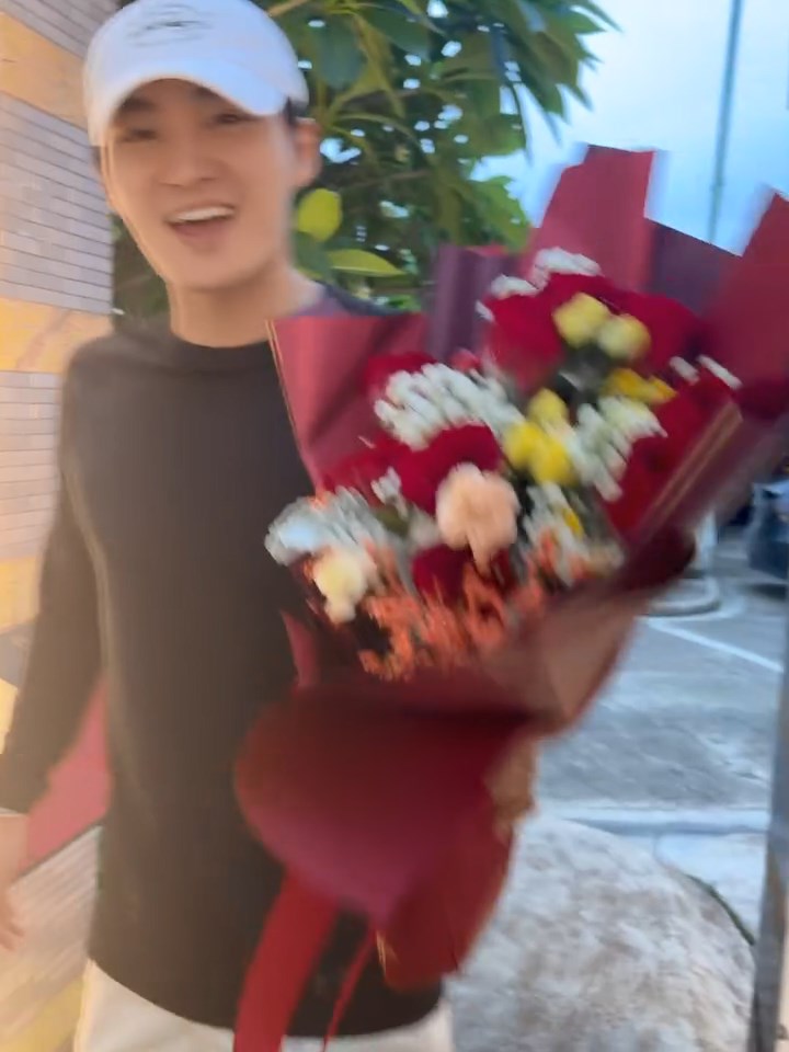 周嘉洛曾送花給「媽咪」滕麗名，慶祝母親節。