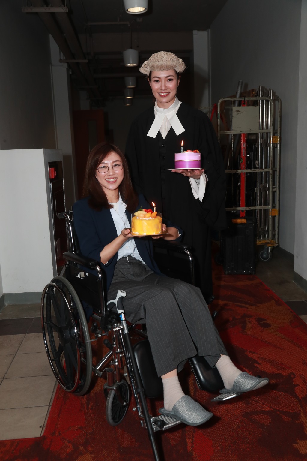 27日生日的颜卓灵与今日（31日）生日的菁玮就获剧组送上生日蛋糕庆祝。