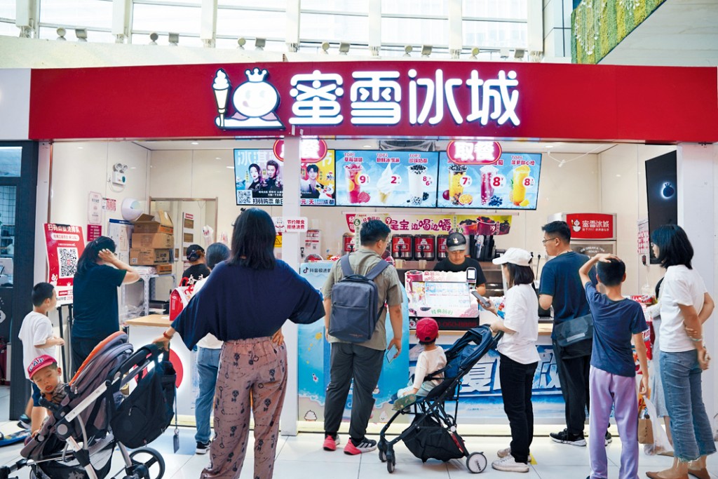 北京蜜雪冰城門口排起長龍。