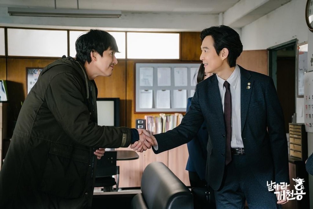 Artist Company另一老闆李政宰（右）亦有客串。