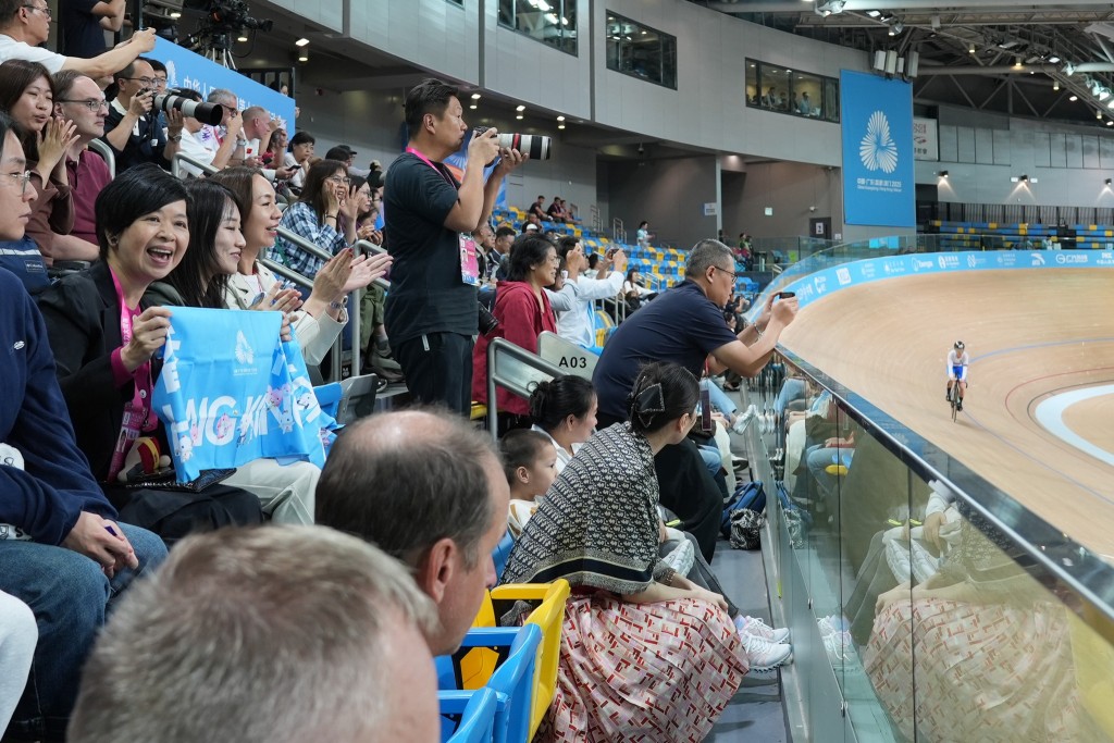 房屋局局長何永賢昨晚(13日)與政治助理歐陽文倩及新聞秘書陳翠玲，到將軍澳香港單車館觀賞第十五屆全國運動會單車賽事。何永賢FB圖片