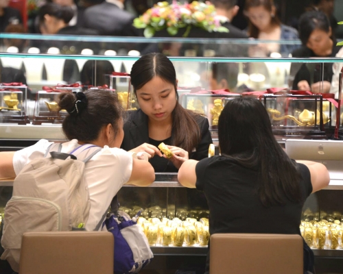 大批内地旅客訪港購物。