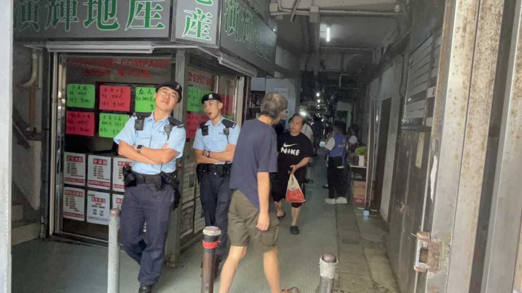 停電導致住戶生活大受影響。 停電導致住戶生活大受影響。