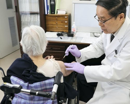 日本正為長者進行疫苗注射計畫。AP資料圖片