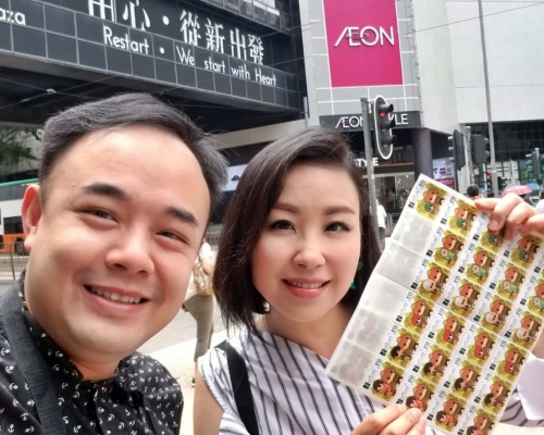 雖天氣炎熱,但蝦頭同邵子風都落力賣旗。