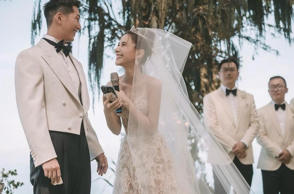 何超蓮結婚照。