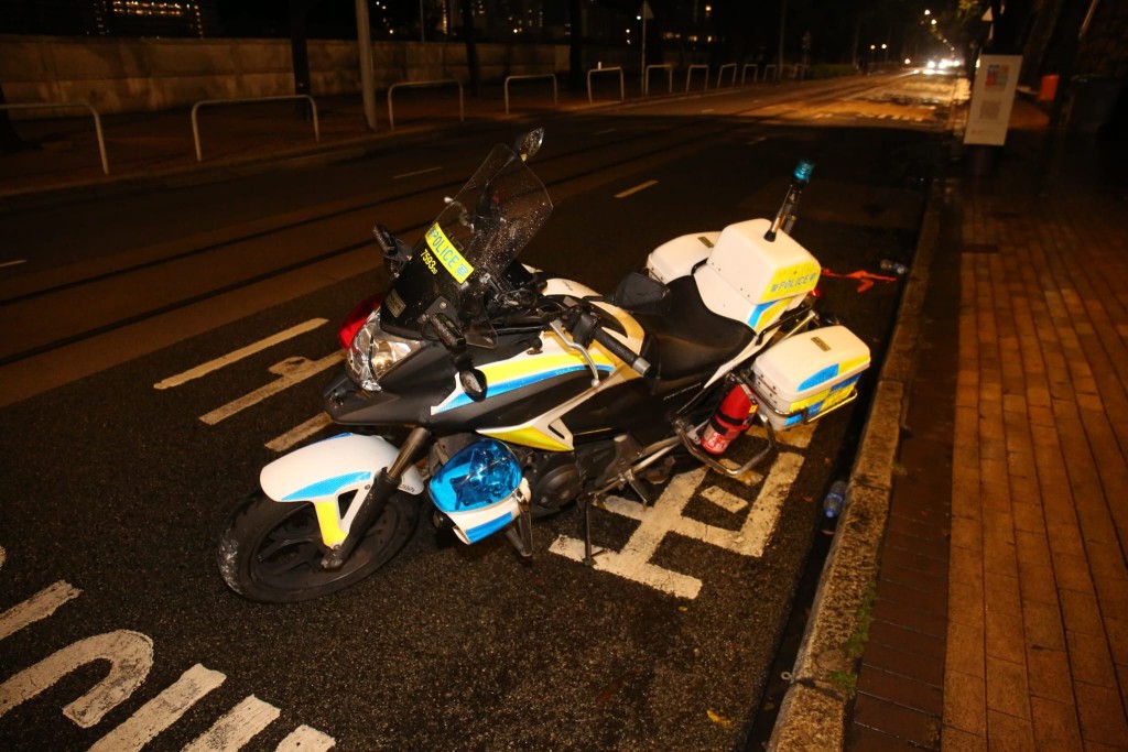 涉事警方電單車左邊車架損毀。