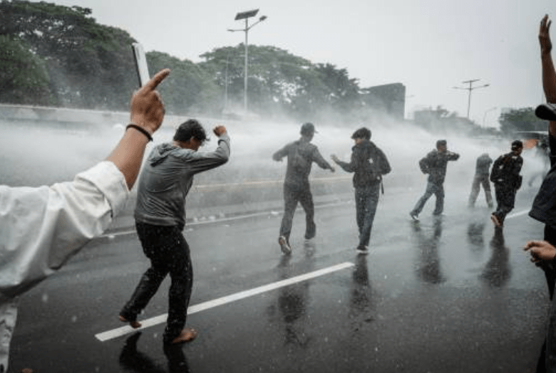 印尼首都雅加達周一(26日)爆發激烈示威,數百名民眾不滿國會議員薪酬過高、福利過優,試圖衝入國會大樓,遭防暴警察以催淚彈及水炮驅散。法新社 印尼首都雅加達周一(26日)爆發激烈示威,數百名民眾不滿國會議員薪酬過高、福利過優,試圖衝入國會大樓,遭防暴警察以催淚彈及水炮驅散。法新社