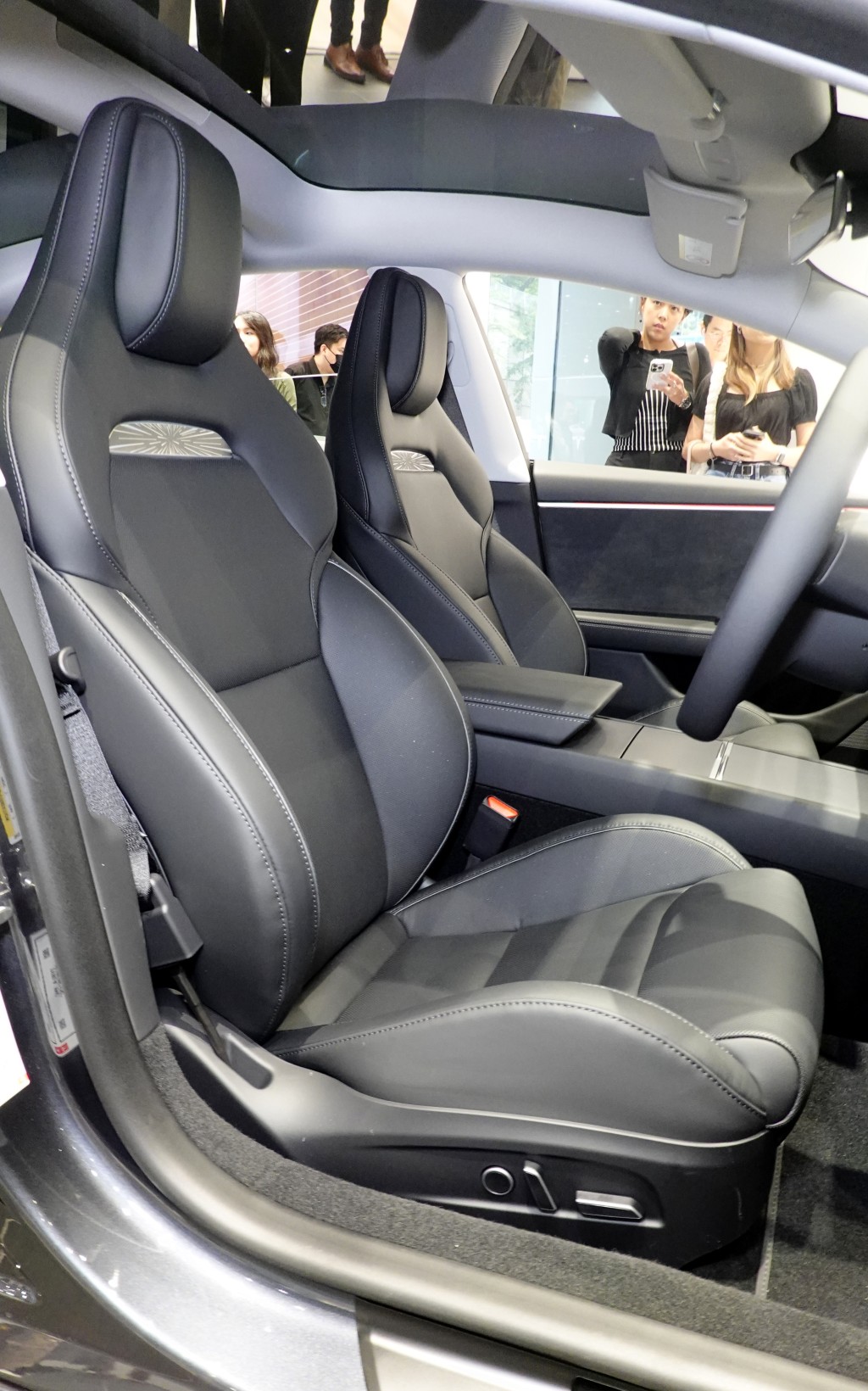 Tesla Model 3 Performance前排升級為Sport電動桶座椅內置冷暖透氣功能