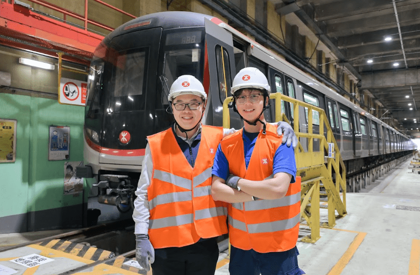 擔任見習鐵路技術人員期間,鄧光大曾輪調至不同部門和工作場地,在真實的營運環境及專業導師的指導下,學習鐵路維修技術。MTR提供 擔任見習鐵路技術人員期間,鄧光大曾輪調至不同部門和工作場地,在真實的營運環境及專業導師的指導下,學習鐵路維修技術。MTR提供