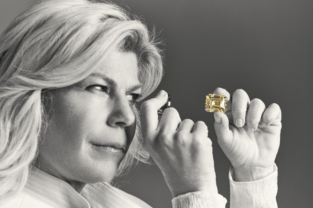 品牌副总裁暨艺术总监Valérie Samuel，仔细欣赏2021年再度现身、重逾100卡的Soleil d'Or传奇黄钻。