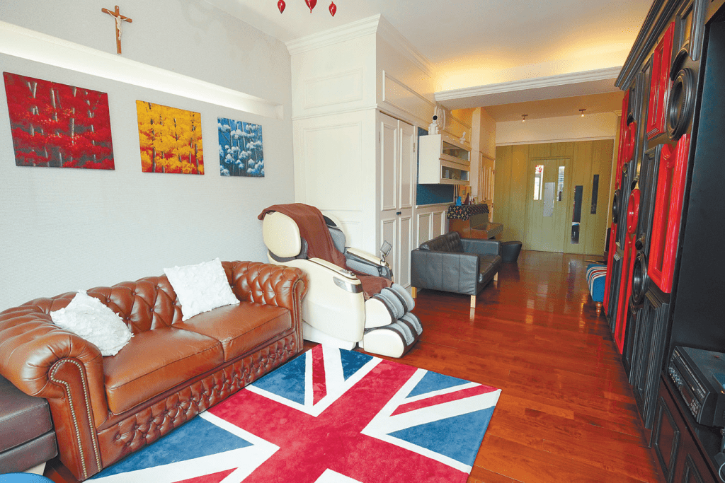 厅堂以英式风格为布置主调，最抢眼是客厅地板的米字旗大地毯。