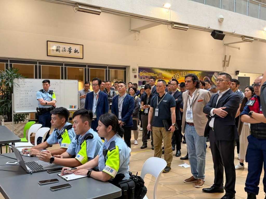 新界南總區衝鋒隊人員設立前線指揮站,協調救援及善後工作。 新界南總區衝鋒隊人員設立前線指揮站,協調救援及善後工作。