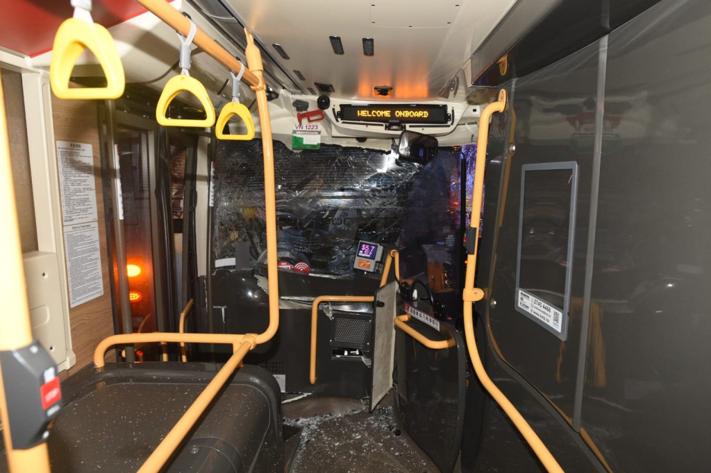 3輛九巴分別車頭及車尾損毀,車頭玻璃碎裂。