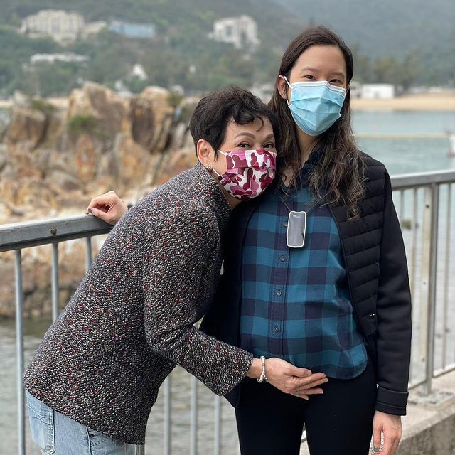 安安姐開心摸着Marcia的孕肚。