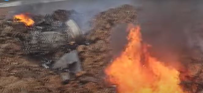 F16战机坠毁后燃烧，已看不到飞机样子。