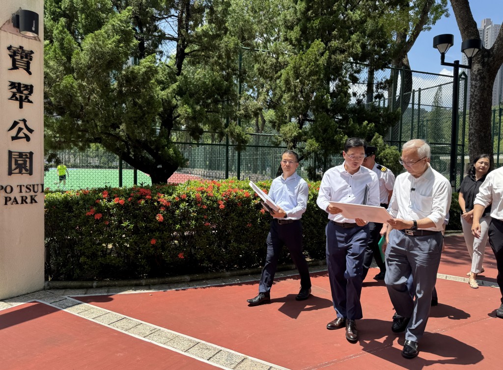 環境局局長謝展寰 (右一)等人到將軍澳的寶林邨、寶翠公園及附近一帶,視察地區加強預防基孔肯雅熱的工作。政府新聞處圖片 環境局局長謝展寰 (右一)等人到將軍澳的寶林邨、寶翠公園及附近一帶,視察地區加強預防基孔肯雅熱的工作。政府新聞處圖片