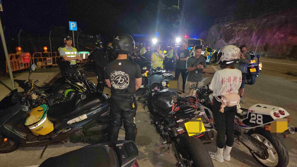 東區走廊14電單車狂飆 警石澳截停疑非法改裝被扣查。
