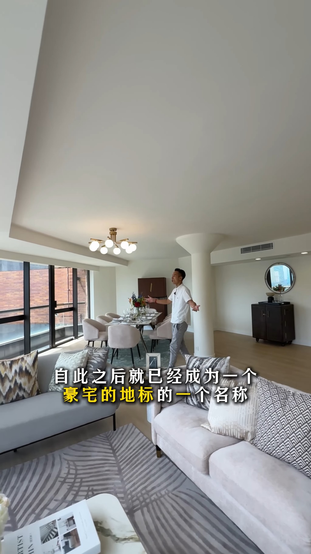 客廳位置可放兩張梳化。（YouTube頻道「呂米高房產」截圖）