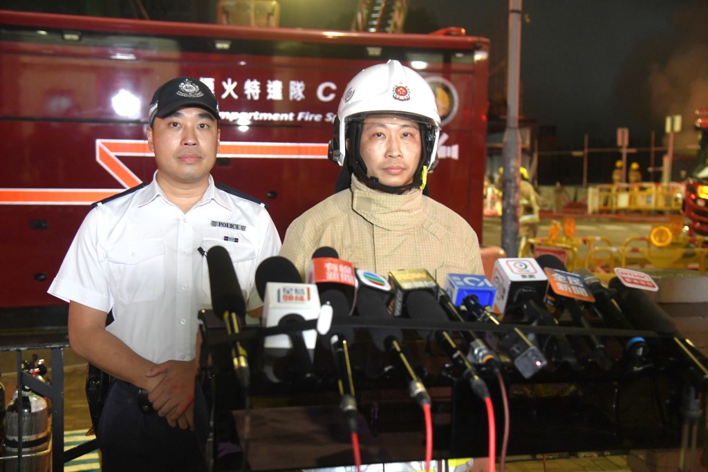 消防处署理消防区长许刚豪（右）；警方天水围分区助理指挥官(行动)总督察林晓晖（左）。徐裕民摄
