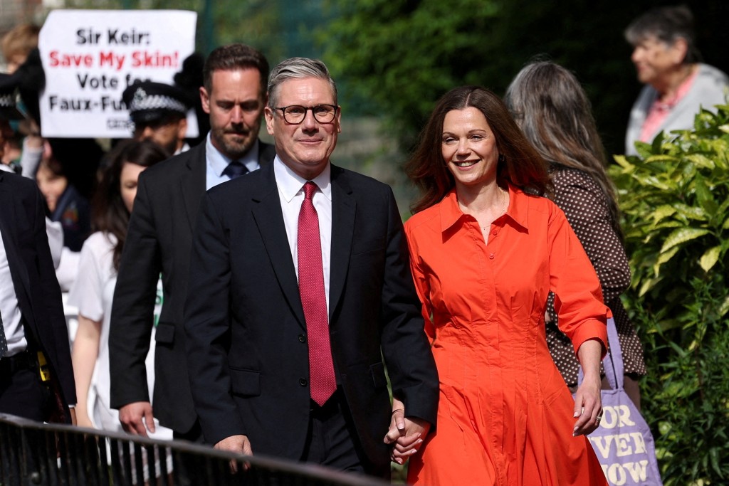英國下屆首相大熱門、工黨黨魁施紀賢與妻子走出投票站。 路透社
