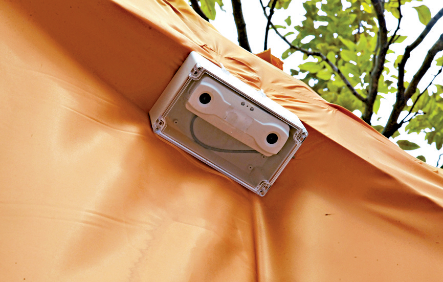 年宵市場出入口設感應器計算場內人數。