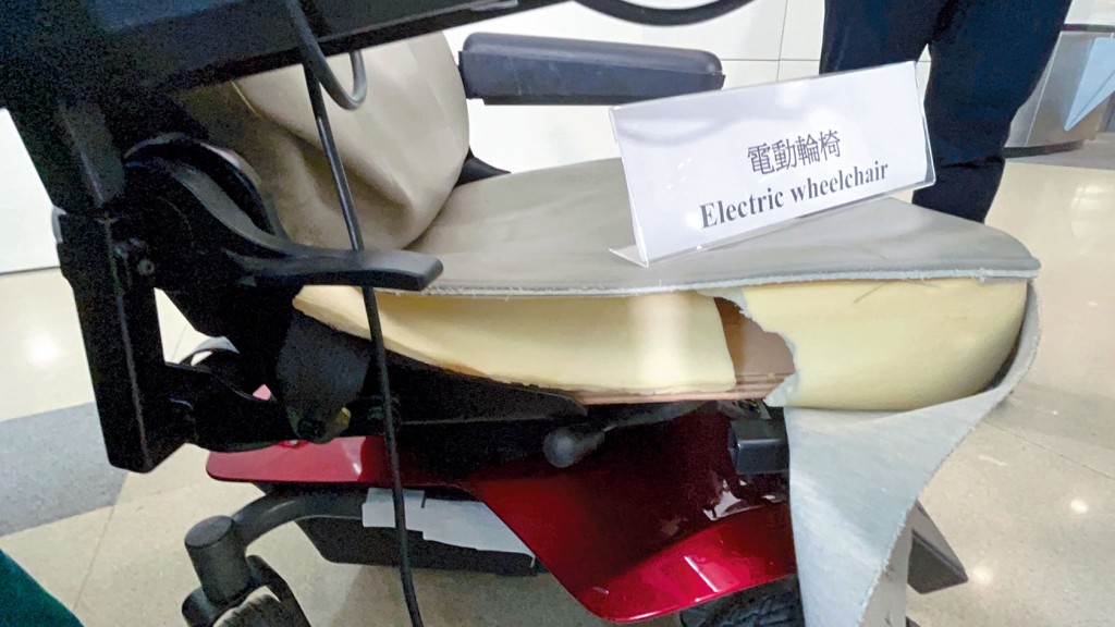 海關首次發現旅客利用寄艙電動輪椅藏毒。