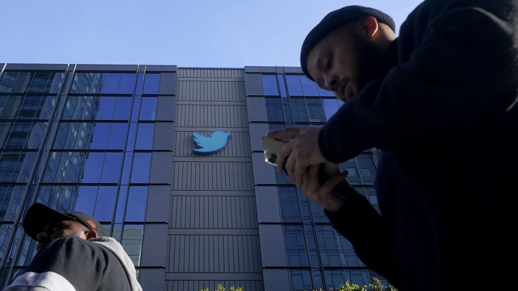 報道指Twitter接觸部分被解僱員工擬重新聘用。AP圖