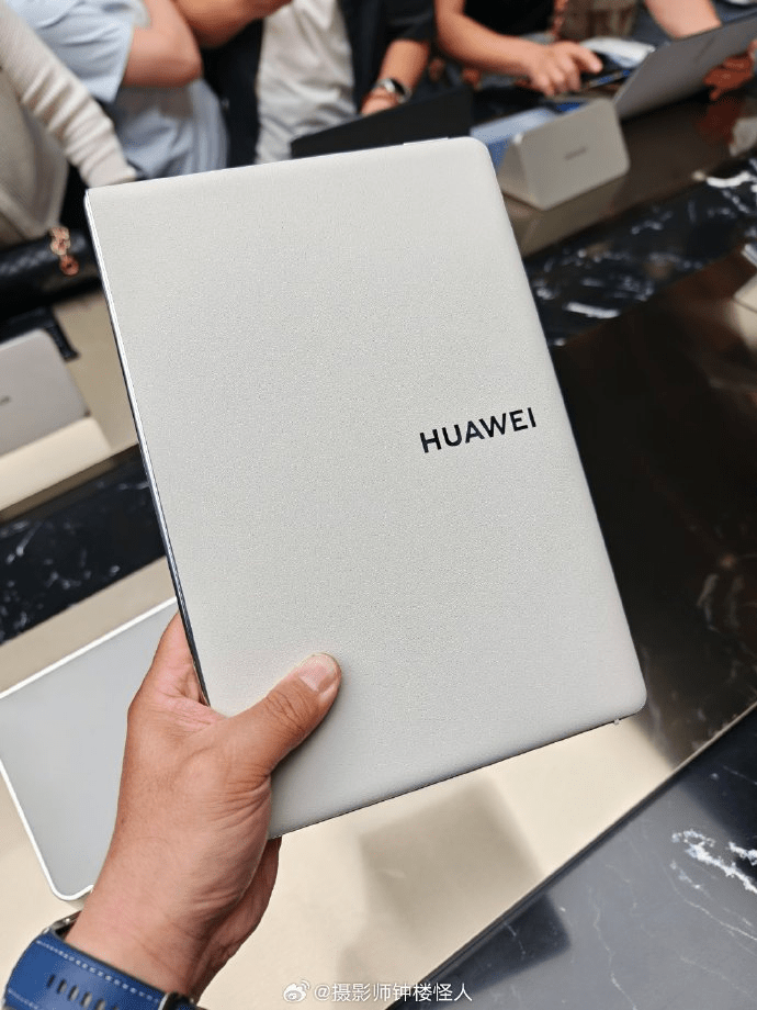 全球首款鴻蒙折疊屏電腦華為 MateBook Fold。微博 全球首款鴻蒙折疊屏電腦華為 MateBook Fold。微博
