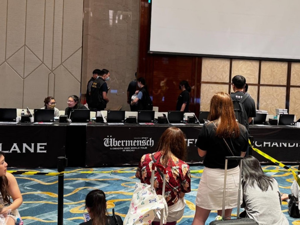 多名工作人員被警員帶至後台。Threads 多名工作人員被警員帶至後台。Threads