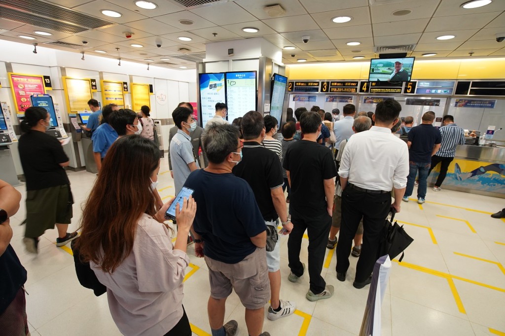 不少市民買六合彩碰碰運氣。