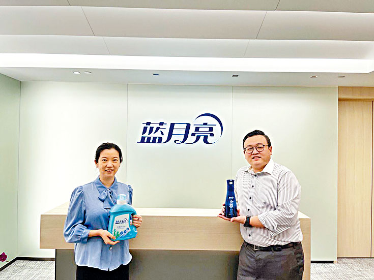 潘國樑（右）表示，會推行全渠道銷售包括透過快手、抖音直播銷售打年輕人市場。