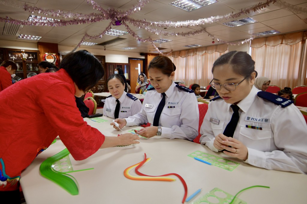 赖碧娥（中）等人学习卷纸。欧乐年摄