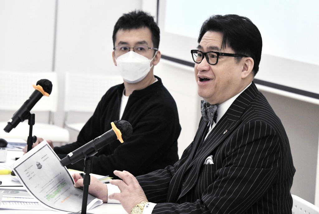 天瑜爸爸和一直幫助他的陸偉雄大律師。 天瑜爸爸和一直幫助他的陸偉雄大律師。